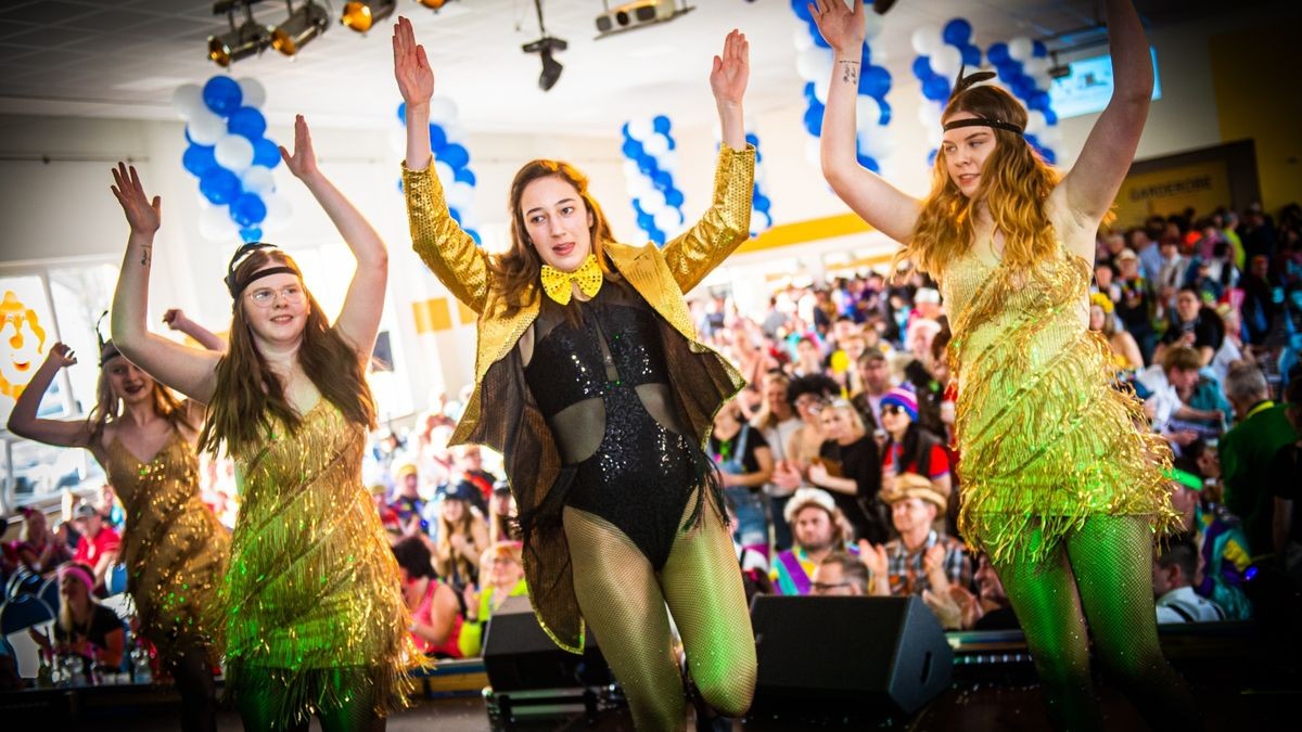 Rosenmontag des Diedorfer Carneval Vereins (DCV) mit Frühschoppen in der Südeichsfeldhalle in Diedorf.