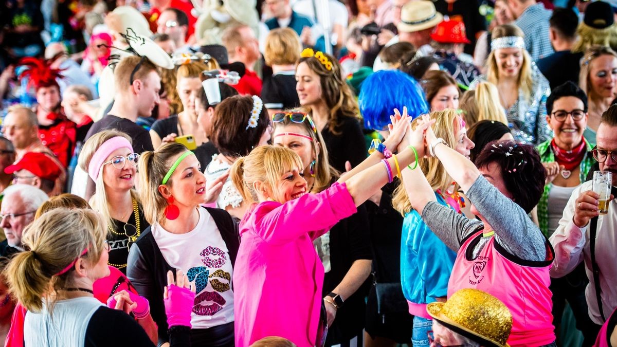 Rosenmontag des Diedorfer Carneval Vereins (DCV) mit Frühschoppen in der Südeichsfeldhalle in Diedorf.