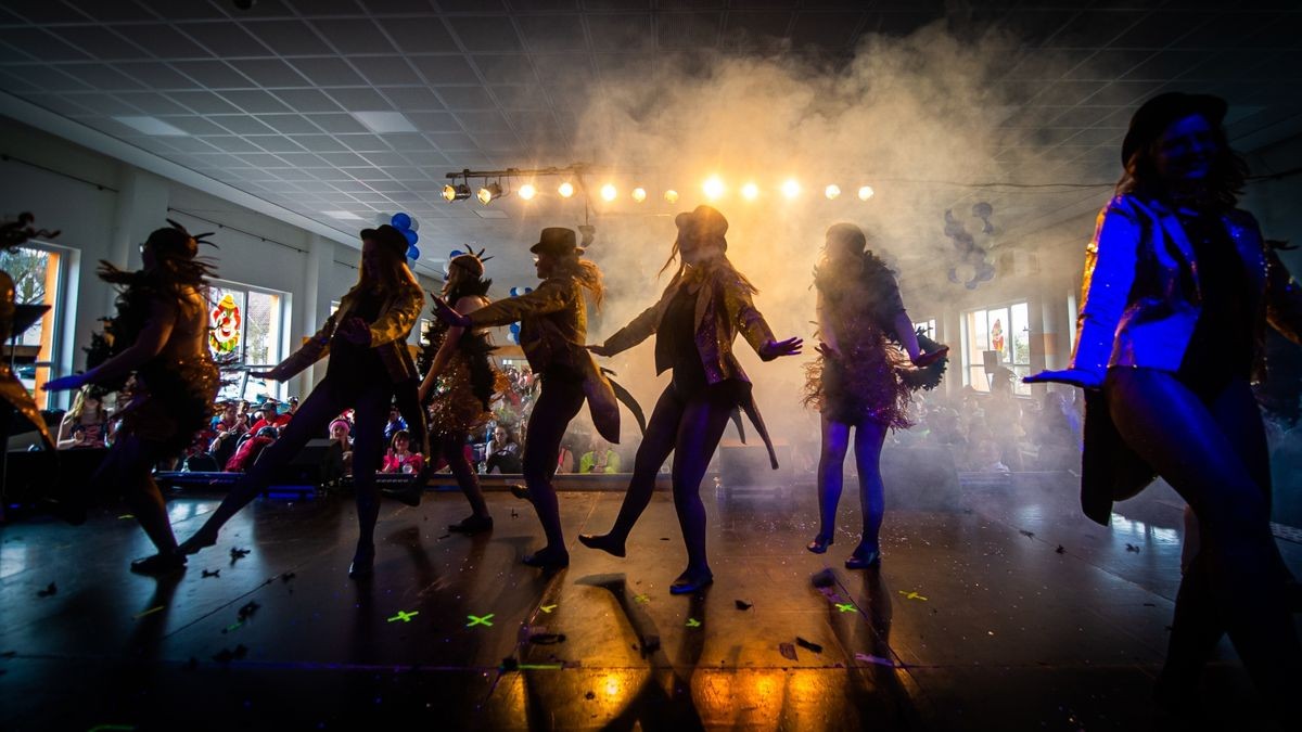 Rosenmontag des Diedorfer Carneval Vereins (DCV) mit Frühschoppen in der Südeichsfeldhalle in Diedorf.