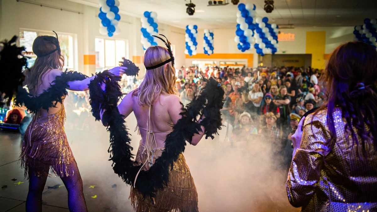 Rosenmontag des Diedorfer Carneval Vereins (DCV) mit Frühschoppen in der Südeichsfeldhalle in Diedorf.