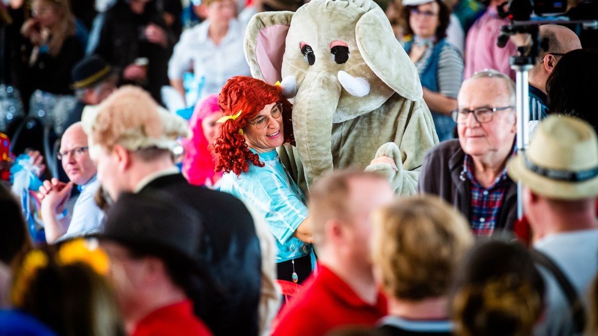 Rosenmontag des Diedorfer Carneval Vereins (DCV) mit Frühschoppen in der Südeichsfeldhalle in Diedorf.