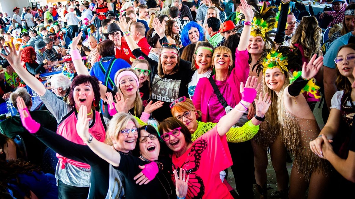 Rosenmontag des Diedorfer Carneval Vereins (DCV) mit Frühschoppen in der Südeichsfeldhalle in Diedorf.