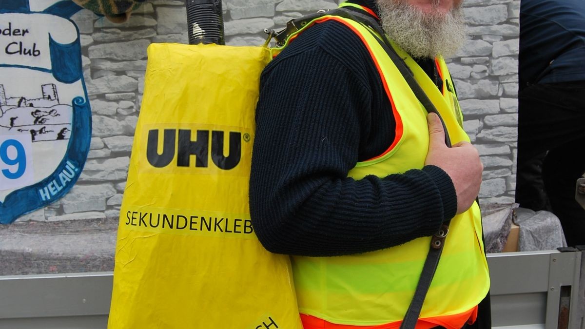 Rosenmontagsumzug in Lauchröden: Martin Münch hatte genug Kleber mitgebracht.