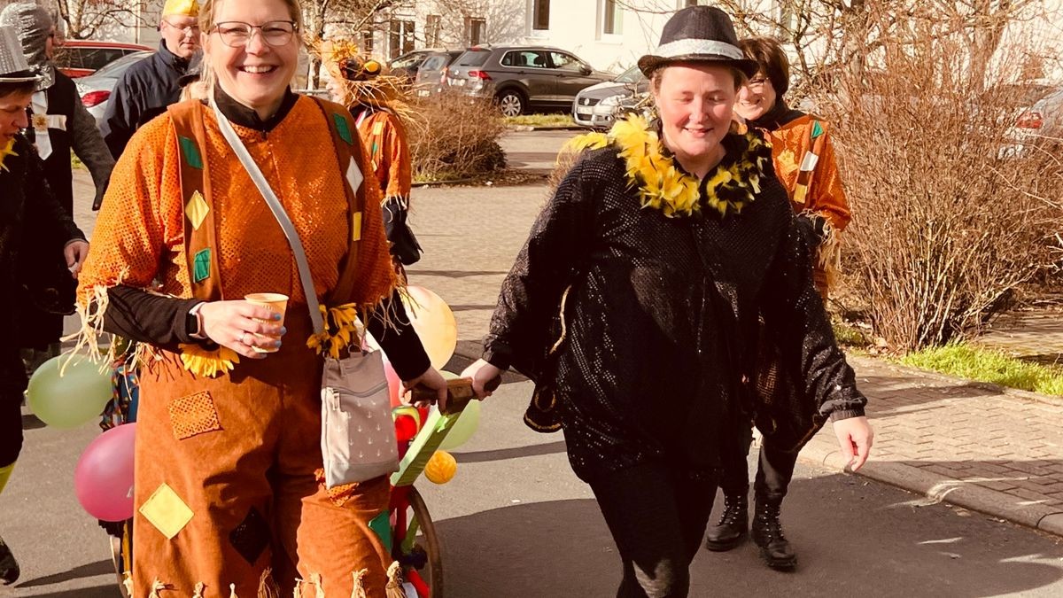 Marion (links) und Ramona vom Frauenballett ziehen frohgelaunt den mit Ballons geschmückten Handwagen.