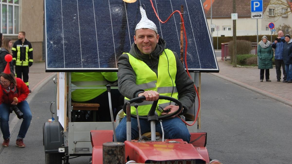 Rosenmontagsumzug in Lauchröden: Mit dem Tesla-Trecker war Marc Semrich unterwegs und zog die 