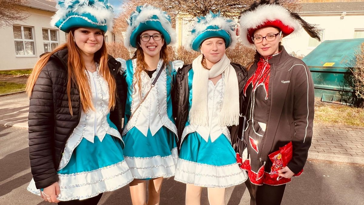 Josi, Lisa, Susen und Vanessa (von links) gehören dem Marschballett an.