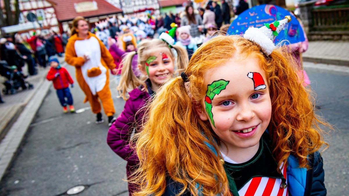 Am Rosenmontag sorgte der Faschingsumzug des Heyeröder Carneval Clubs (HeyCC) für gute Stimmung in den Straßen des Dorfes.