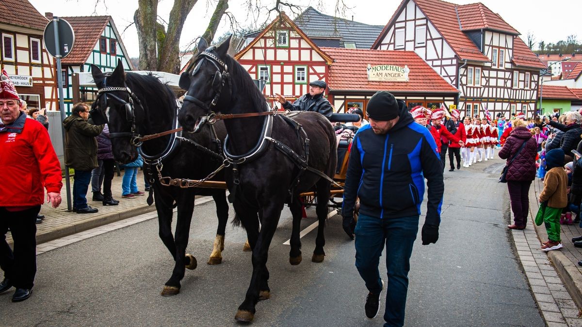 Am Rosenmontag sorgte der Faschingsumzug des Heyeröder Carneval Clubs (HeyCC) für gute Stimmung in den Straßen des Dorfes.