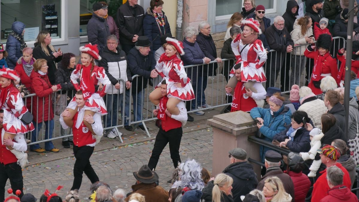 Hunderte Narren aus insgesamt 19 Vereinen Sondershausens und der Umgebung sorgten beim traditionellen Rosenmontagsumzug - dem einzigen in Nordthüringen - für gute Stimmung. Tausende Karnevalsbegeisterte säumten die Straßen und jubelten den Machern der Fünften Jahreszeit zu. Auf dem Marktplatz, dem Ziel des Umzugs, wurde dann noch ausgelassen gefeiert.