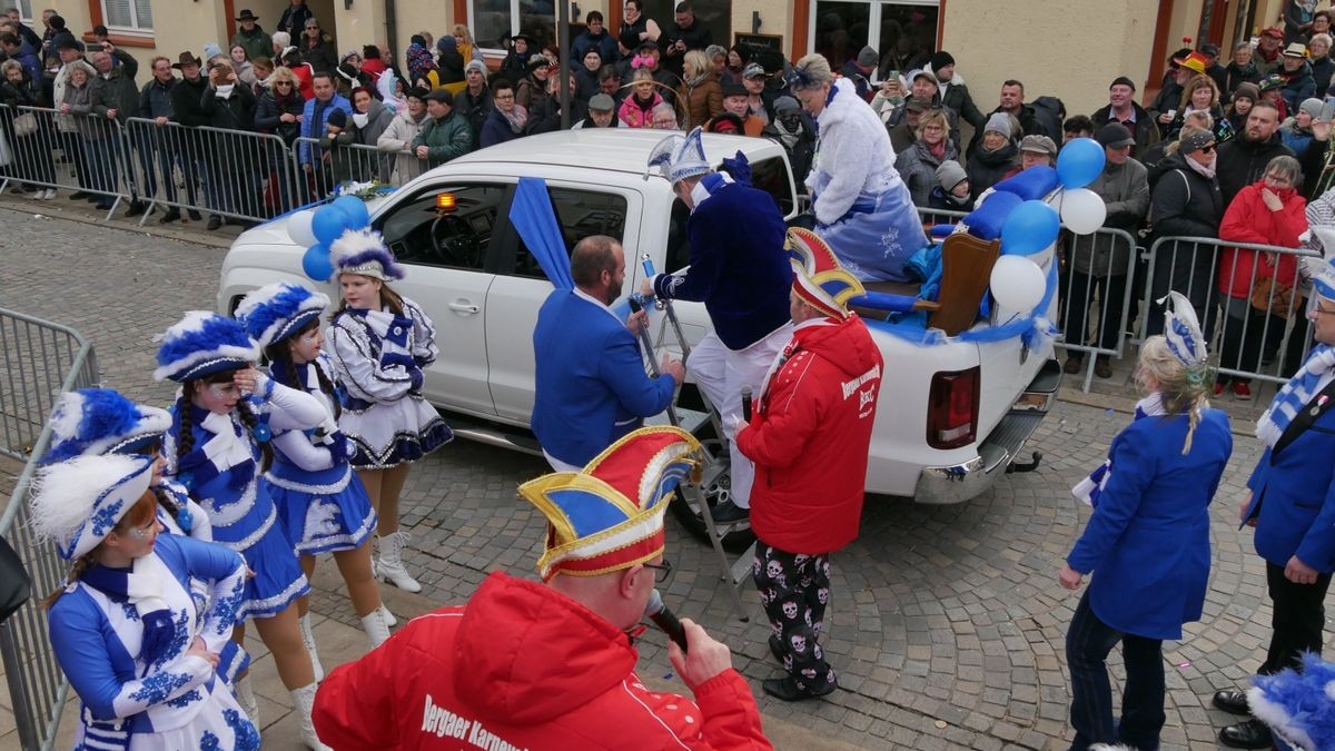 Hunderte Narren aus insgesamt 19 Vereinen Sondershausens und der Umgebung sorgten beim traditionellen Rosenmontagsumzug - dem einzigen in Nordthüringen - für gute Stimmung. Tausende Karnevalsbegeisterte säumten die Straßen und jubelten den Machern der Fünften Jahreszeit zu. Auf dem Marktplatz, dem Ziel des Umzugs, wurde dann noch ausgelassen gefeiert.