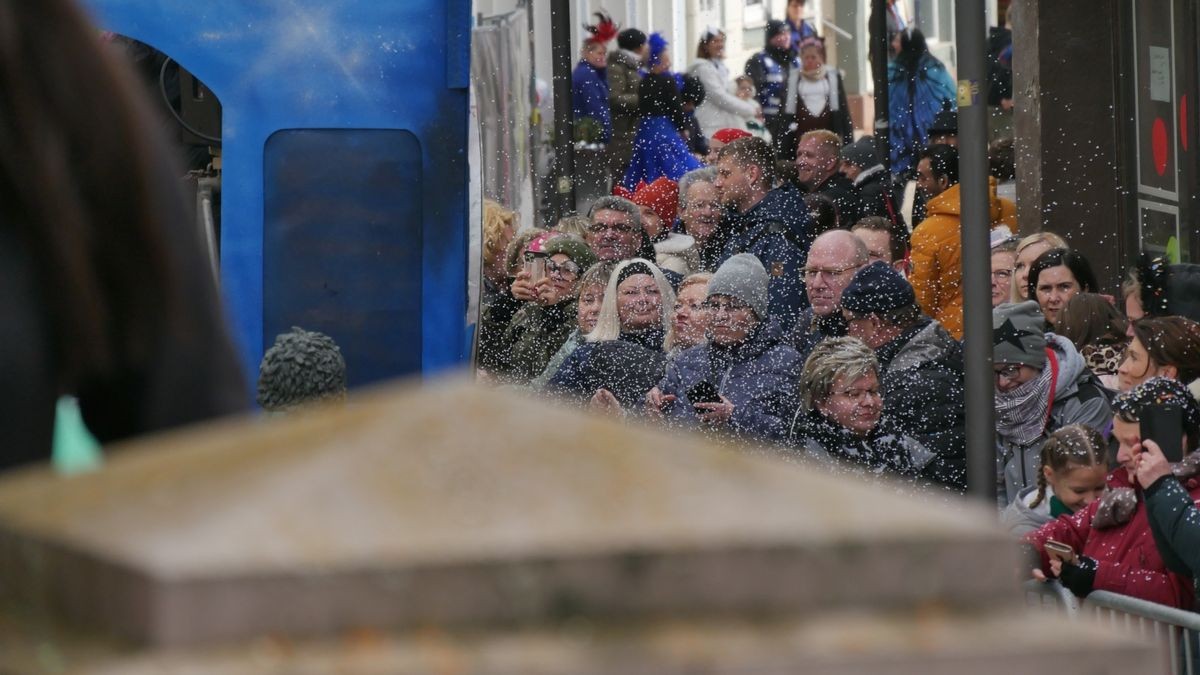 Hunderte Narren aus insgesamt 19 Vereinen Sondershausens und der Umgebung sorgten beim traditionellen Rosenmontagsumzug - dem einzigen in Nordthüringen - für gute Stimmung. Tausende Karnevalsbegeisterte säumten die Straßen und jubelten den Machern der Fünften Jahreszeit zu. Auf dem Marktplatz, dem Ziel des Umzugs, wurde dann noch ausgelassen gefeiert.