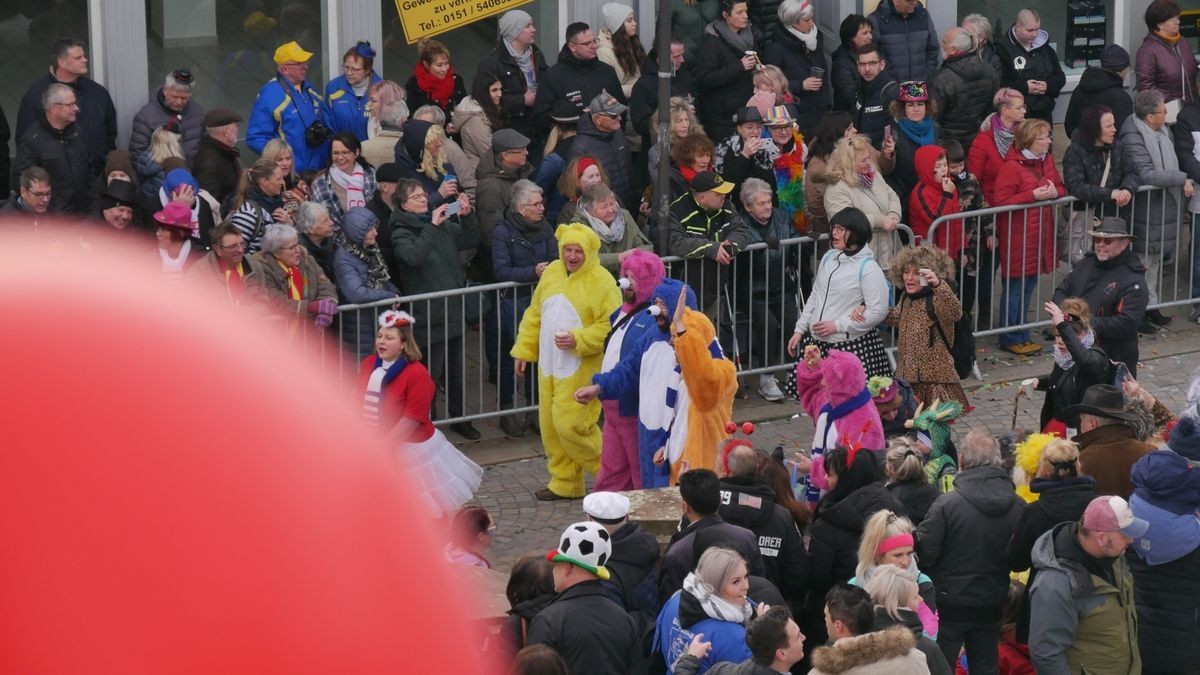 Hunderte Narren aus insgesamt 19 Vereinen Sondershausens und der Umgebung sorgten beim traditionellen Rosenmontagsumzug - dem einzigen in Nordthüringen - für gute Stimmung. Tausende Karnevalsbegeisterte säumten die Straßen und jubelten den Machern der Fünften Jahreszeit zu. Auf dem Marktplatz, dem Ziel des Umzugs, wurde dann noch ausgelassen gefeiert.