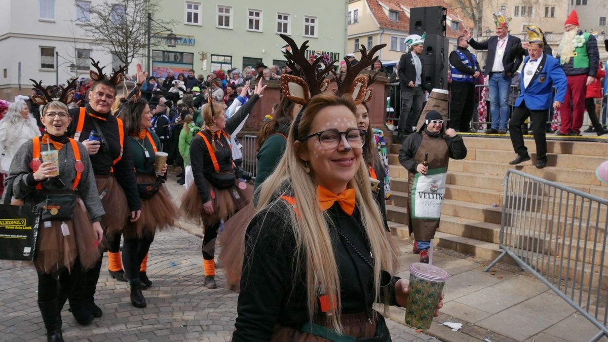 Hunderte Narren aus insgesamt 19 Vereinen Sondershausens und der Umgebung sorgten beim traditionellen Rosenmontagsumzug - dem einzigen in Nordthüringen - für gute Stimmung. Tausende Karnevalsbegeisterte säumten die Straßen und jubelten den Machern der Fünften Jahreszeit zu. Auf dem Marktplatz, dem Ziel des Umzugs, wurde dann noch ausgelassen gefeiert.