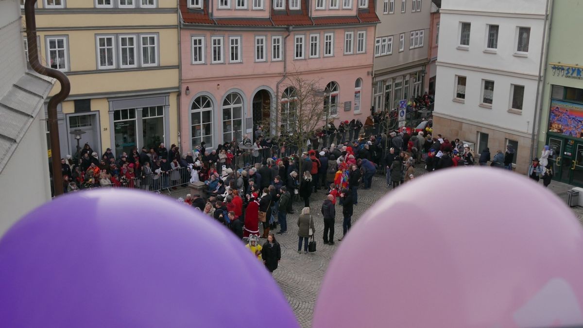 Hunderte Narren aus insgesamt 19 Vereinen Sondershausens und der Umgebung sorgten beim traditionellen Rosenmontagsumzug - dem einzigen in Nordthüringen - für gute Stimmung. Tausende Karnevalsbegeisterte säumten die Straßen und jubelten den Machern der Fünften Jahreszeit zu. Auf dem Marktplatz, dem Ziel des Umzugs, wurde dann noch ausgelassen gefeiert.