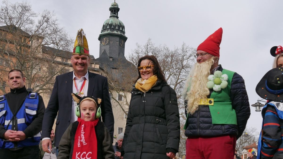 Hunderte Narren aus insgesamt 19 Vereinen Sondershausens und der Umgebung sorgten beim traditionellen Rosenmontagsumzug - dem einzigen in Nordthüringen - für gute Stimmung. Tausende Karnevalsbegeisterte säumten die Straßen und jubelten den Machern der Fünften Jahreszeit zu. Auf dem Marktplatz, dem Ziel des Umzugs, wurde dann noch ausgelassen gefeiert.