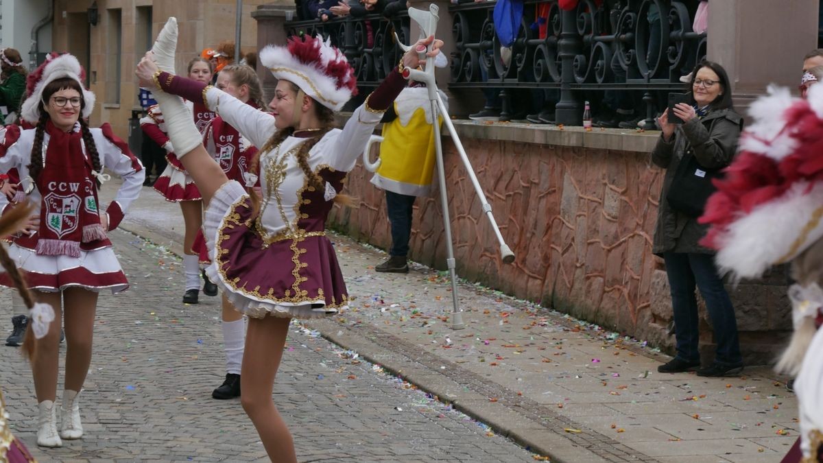 Hunderte Narren aus insgesamt 19 Vereinen Sondershausens und der Umgebung sorgten beim traditionellen Rosenmontagsumzug - dem einzigen in Nordthüringen - für gute Stimmung. Tausende Karnevalsbegeisterte säumten die Straßen und jubelten den Machern der Fünften Jahreszeit zu. Auf dem Marktplatz, dem Ziel des Umzugs, wurde dann noch ausgelassen gefeiert.