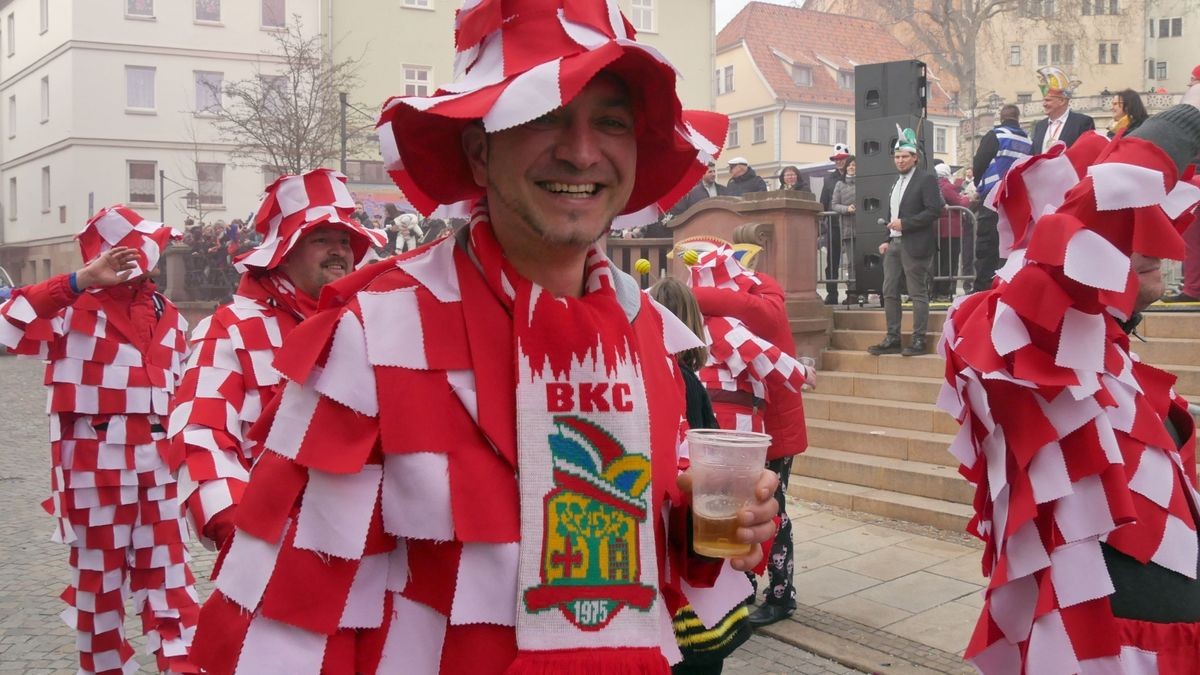 Hunderte Narren aus insgesamt 19 Vereinen Sondershausens und der Umgebung sorgten beim traditionellen Rosenmontagsumzug - dem einzigen in Nordthüringen - für gute Stimmung. Tausende Karnevalsbegeisterte säumten die Straßen und jubelten den Machern der Fünften Jahreszeit zu. Auf dem Marktplatz, dem Ziel des Umzugs, wurde dann noch ausgelassen gefeiert.