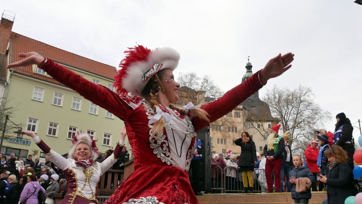 Hunderte Narren aus insgesamt 19 Vereinen Sondershausens und der Umgebung sorgten beim traditionellen Rosenmontagsumzug - dem einzigen in Nordthüringen - für gute Stimmung. Tausende Karnevalsbegeisterte säumten die Straßen und jubelten den Machern der Fünften Jahreszeit zu. Auf dem Marktplatz, dem Ziel des Umzugs, wurde dann noch ausgelassen gefeiert.