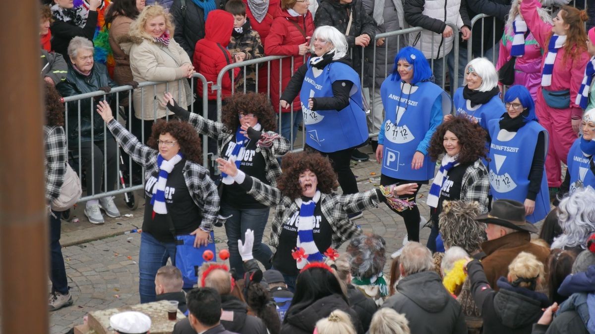 Hunderte Narren aus insgesamt 19 Vereinen Sondershausens und der Umgebung sorgten beim traditionellen Rosenmontagsumzug - dem einzigen in Nordthüringen - für gute Stimmung. Tausende Karnevalsbegeisterte säumten die Straßen und jubelten den Machern der Fünften Jahreszeit zu. Auf dem Marktplatz, dem Ziel des Umzugs, wurde dann noch ausgelassen gefeiert.