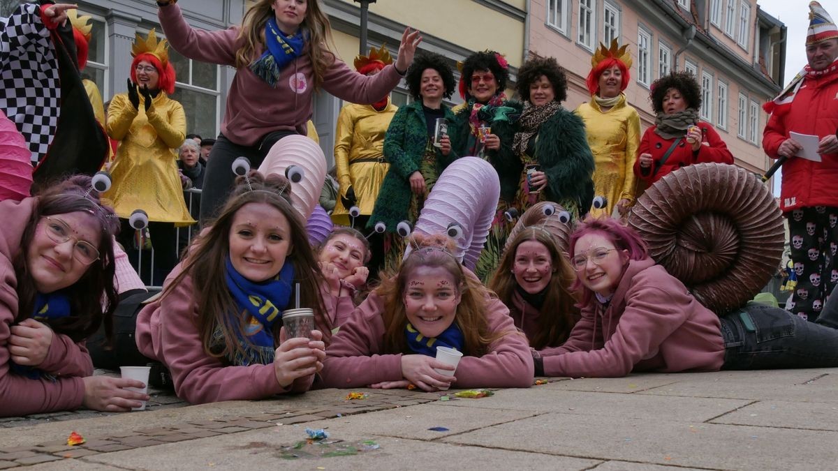 Hunderte Narren aus insgesamt 19 Vereinen Sondershausens und der Umgebung sorgten beim traditionellen Rosenmontagsumzug - dem einzigen in Nordthüringen - für gute Stimmung. Tausende Karnevalsbegeisterte säumten die Straßen und jubelten den Machern der Fünften Jahreszeit zu. Auf dem Marktplatz, dem Ziel des Umzugs, wurde dann noch ausgelassen gefeiert.