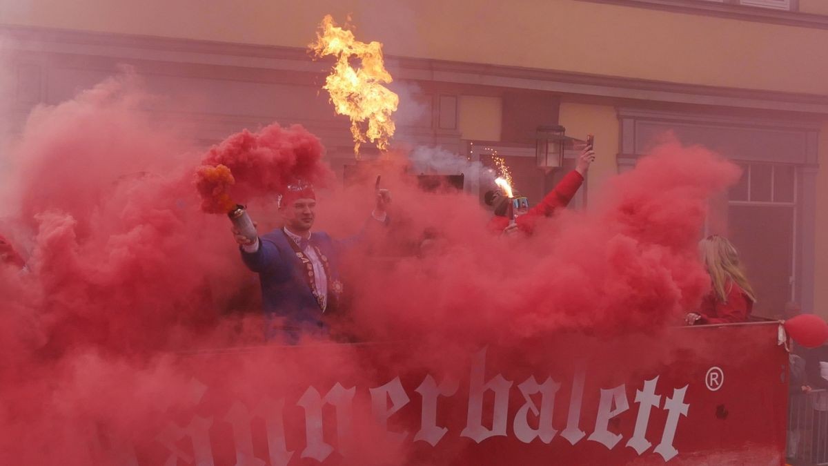 Hunderte Narren aus insgesamt 19 Vereinen Sondershausens und der Umgebung sorgten beim traditionellen Rosenmontagsumzug - dem einzigen in Nordthüringen - für gute Stimmung. Tausende Karnevalsbegeisterte säumten die Straßen und jubelten den Machern der Fünften Jahreszeit zu. Auf dem Marktplatz, dem Ziel des Umzugs, wurde dann noch ausgelassen gefeiert.