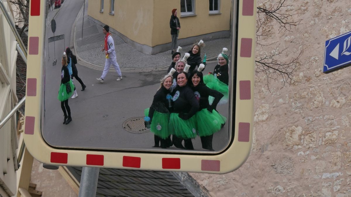 Hunderte Narren aus insgesamt 19 Vereinen Sondershausens und der Umgebung sorgten beim traditionellen Rosenmontagsumzug - dem einzigen in Nordthüringen - für gute Stimmung. Tausende Karnevalsbegeisterte säumten die Straßen und jubelten den Machern der Fünften Jahreszeit zu. Auf dem Marktplatz, dem Ziel des Umzugs, wurde dann noch ausgelassen gefeiert.