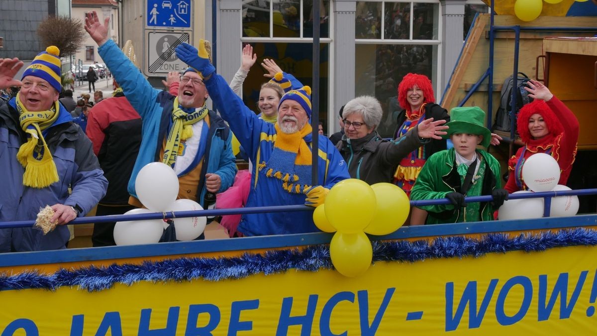 Hunderte Narren aus insgesamt 19 Vereinen Sondershausens und der Umgebung sorgten beim traditionellen Rosenmontagsumzug - dem einzigen in Nordthüringen - für gute Stimmung. Tausende Karnevalsbegeisterte säumten die Straßen und jubelten den Machern der Fünften Jahreszeit zu. Auf dem Marktplatz, dem Ziel des Umzugs, wurde dann noch ausgelassen gefeiert.