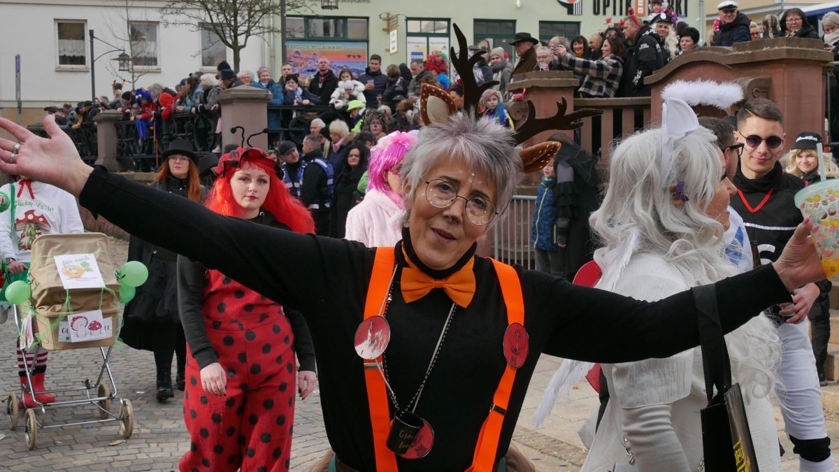 Hunderte Narren aus insgesamt 19 Vereinen Sondershausens und der Umgebung sorgten beim traditionellen Rosenmontagsumzug - dem einzigen in Nordthüringen - für gute Stimmung. Tausende Karnevalsbegeisterte säumten die Straßen und jubelten den Machern der Fünften Jahreszeit zu. Auf dem Marktplatz, dem Ziel des Umzugs, wurde dann noch ausgelassen gefeiert.