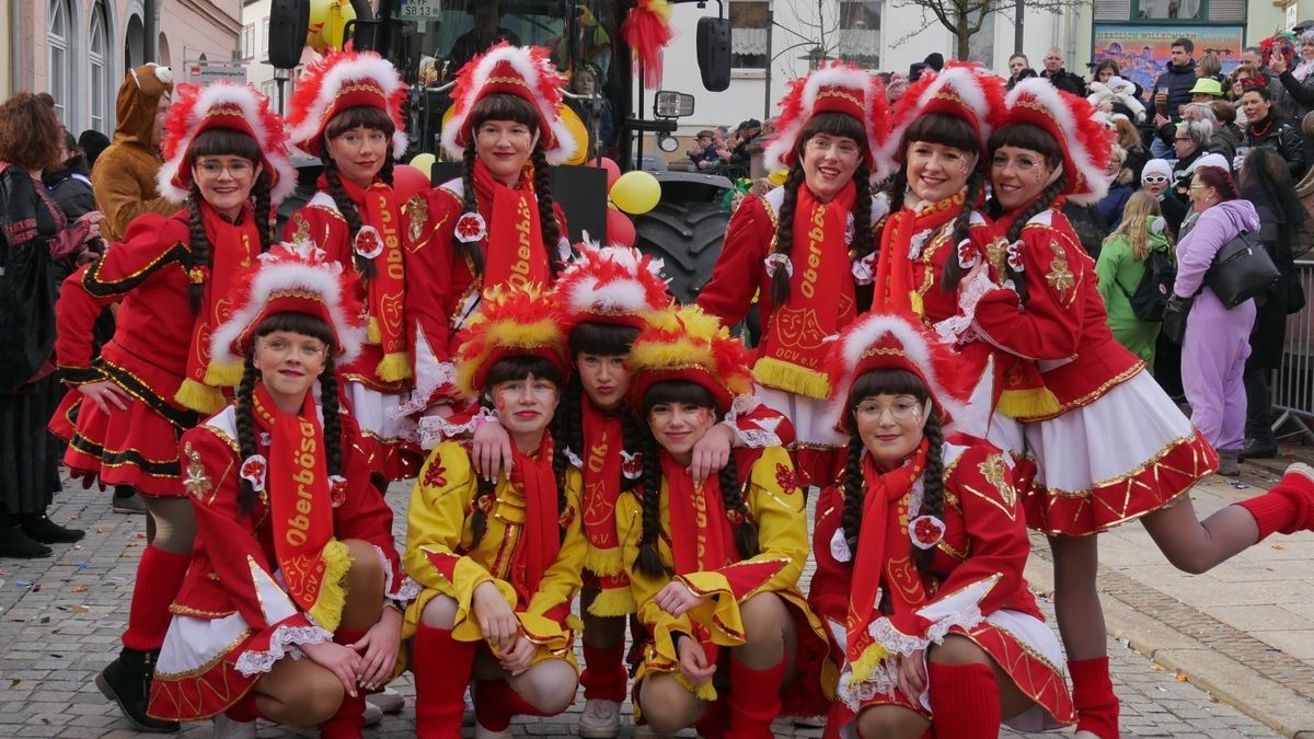 Hunderte Narren aus insgesamt 19 Vereinen Sondershausens und der Umgebung sorgten beim traditionellen Rosenmontagsumzug - dem einzigen in Nordthüringen - für gute Stimmung. Tausende Karnevalsbegeisterte säumten die Straßen und jubelten den Machern der Fünften Jahreszeit zu. Auf dem Marktplatz, dem Ziel des Umzugs, wurde dann noch ausgelassen gefeiert.