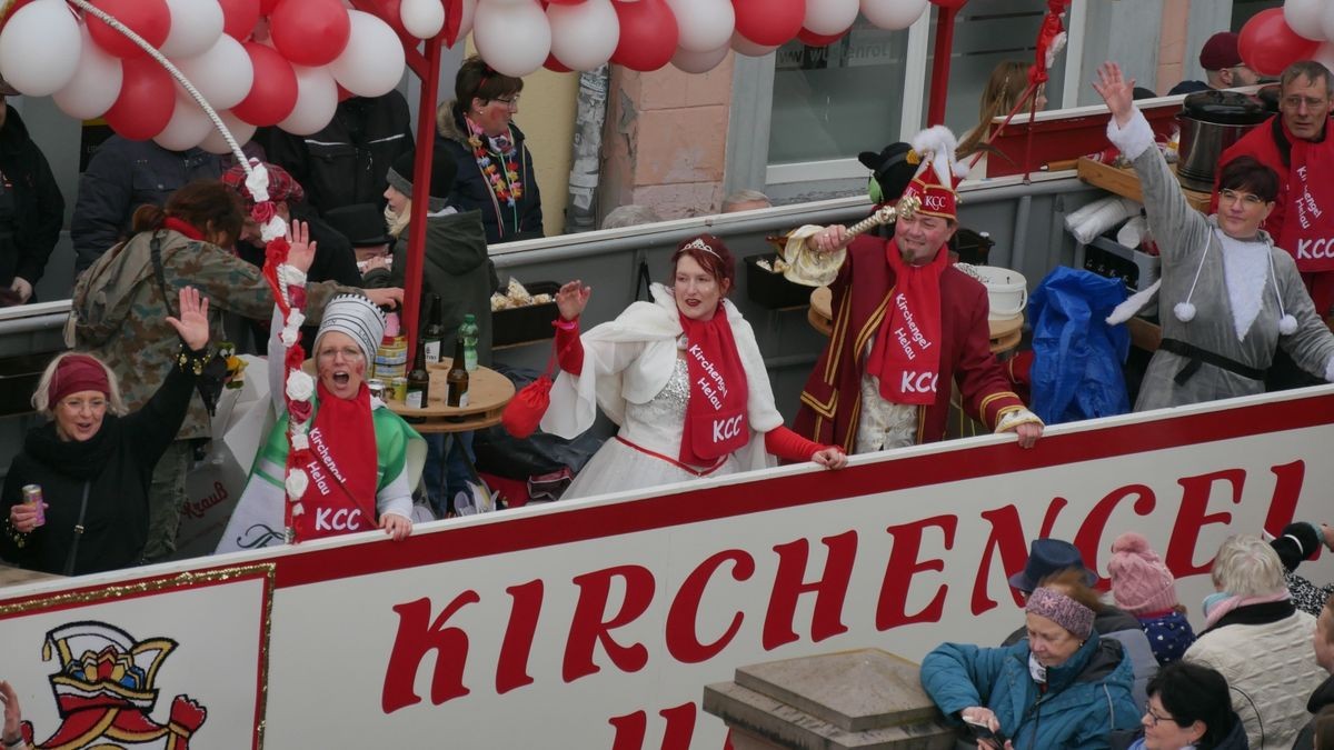 Hunderte Narren aus insgesamt 19 Vereinen Sondershausens und der Umgebung sorgten beim traditionellen Rosenmontagsumzug - dem einzigen in Nordthüringen - für gute Stimmung. Tausende Karnevalsbegeisterte säumten die Straßen und jubelten den Machern der Fünften Jahreszeit zu. Auf dem Marktplatz, dem Ziel des Umzugs, wurde dann noch ausgelassen gefeiert.