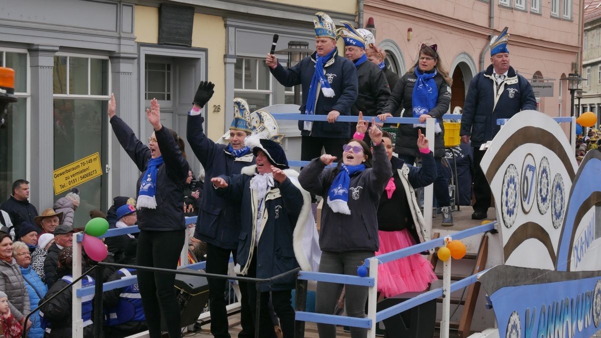 Hunderte Narren aus insgesamt 19 Vereinen Sondershausens und der Umgebung sorgten beim traditionellen Rosenmontagsumzug - dem einzigen in Nordthüringen - für gute Stimmung. Tausende Karnevalsbegeisterte säumten die Straßen und jubelten den Machern der Fünften Jahreszeit zu. Auf dem Marktplatz, dem Ziel des Umzugs, wurde dann noch ausgelassen gefeiert.