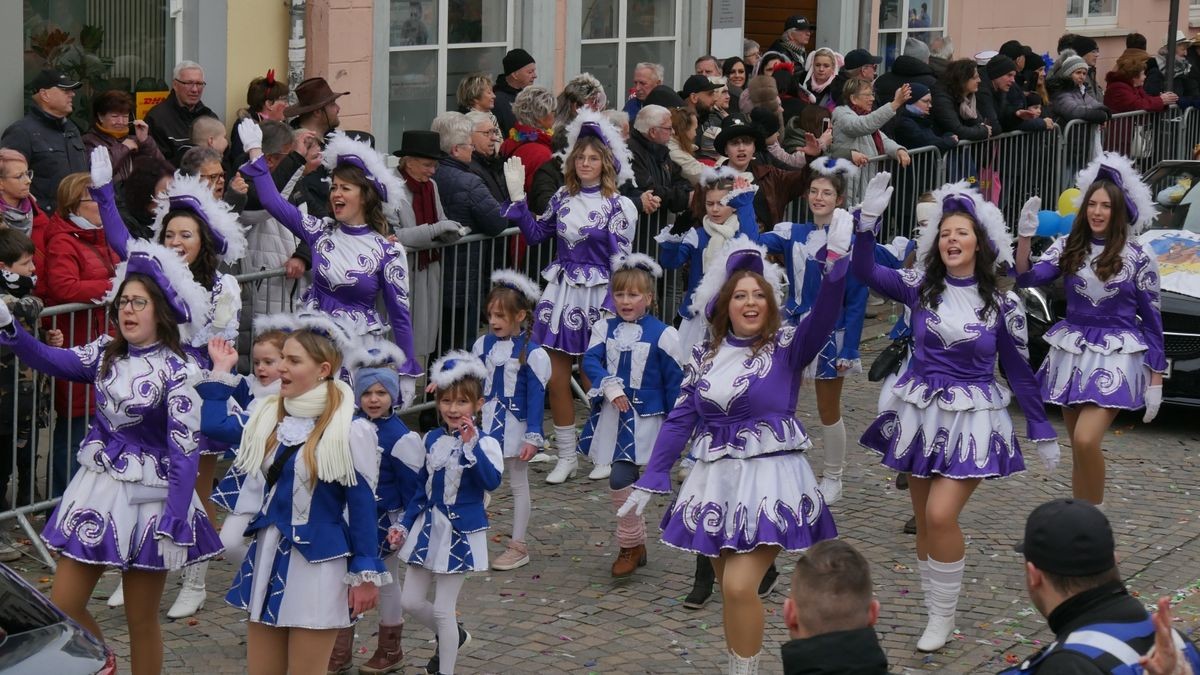 Hunderte Narren aus insgesamt 19 Vereinen Sondershausens und der Umgebung sorgten beim traditionellen Rosenmontagsumzug - dem einzigen in Nordthüringen - für gute Stimmung. Tausende Karnevalsbegeisterte säumten die Straßen und jubelten den Machern der Fünften Jahreszeit zu. Auf dem Marktplatz, dem Ziel des Umzugs, wurde dann noch ausgelassen gefeiert.