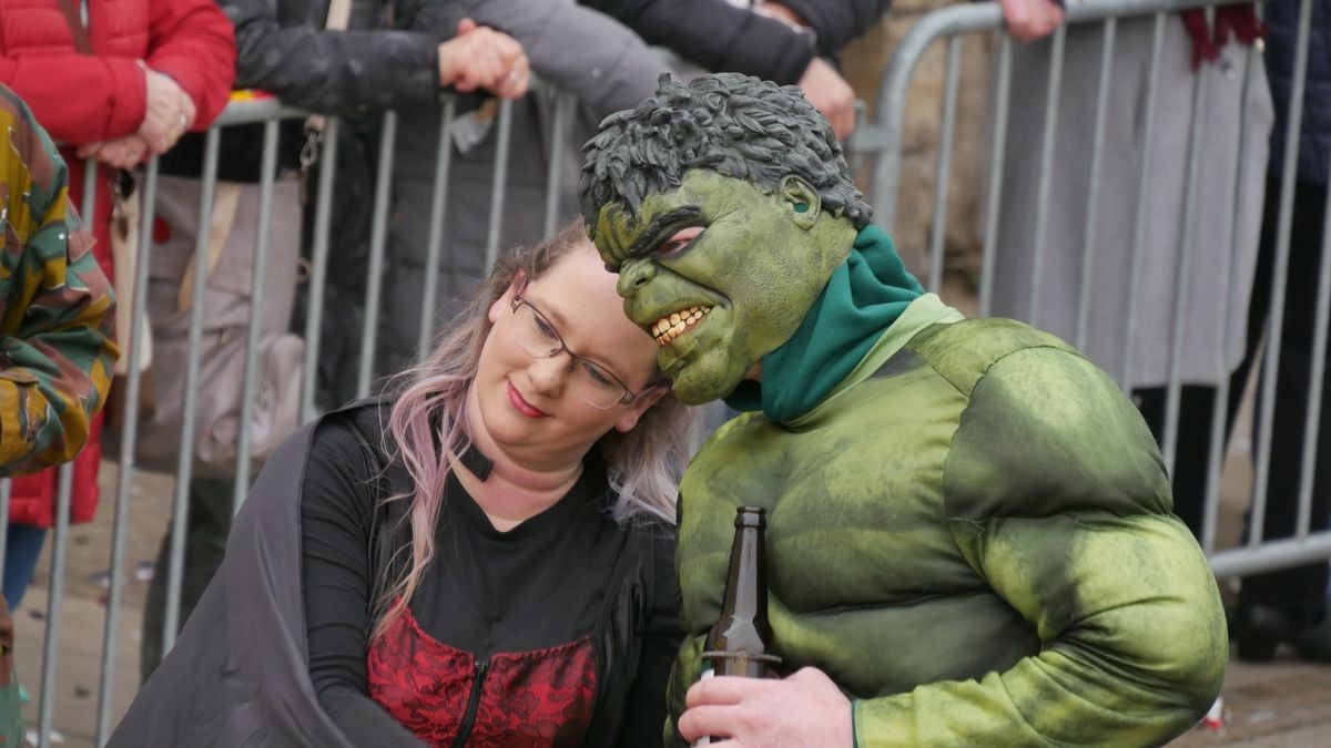 Hunderte Narren aus insgesamt 19 Vereinen Sondershausens und der Umgebung sorgten beim traditionellen Rosenmontagsumzug - dem einzigen in Nordthüringen - für gute Stimmung. Tausende Karnevalsbegeisterte säumten die Straßen und jubelten den Machern der Fünften Jahreszeit zu. Auf dem Marktplatz, dem Ziel des Umzugs, wurde dann noch ausgelassen gefeiert.