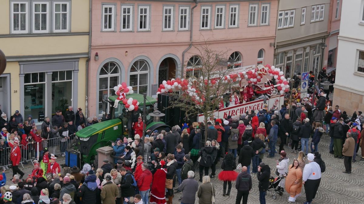 Hunderte Narren aus insgesamt 19 Vereinen Sondershausens und der Umgebung sorgten beim traditionellen Rosenmontagsumzug - dem einzigen in Nordthüringen - für gute Stimmung. Tausende Karnevalsbegeisterte säumten die Straßen und jubelten den Machern der Fünften Jahreszeit zu. Auf dem Marktplatz, dem Ziel des Umzugs, wurde dann noch ausgelassen gefeiert.