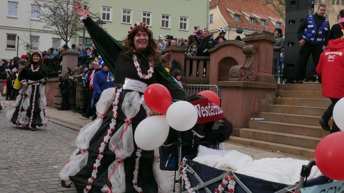 Hunderte Narren aus insgesamt 19 Vereinen Sondershausens und der Umgebung sorgten beim traditionellen Rosenmontagsumzug - dem einzigen in Nordthüringen - für gute Stimmung. Tausende Karnevalsbegeisterte säumten die Straßen und jubelten den Machern der Fünften Jahreszeit zu. Auf dem Marktplatz, dem Ziel des Umzugs, wurde dann noch ausgelassen gefeiert.