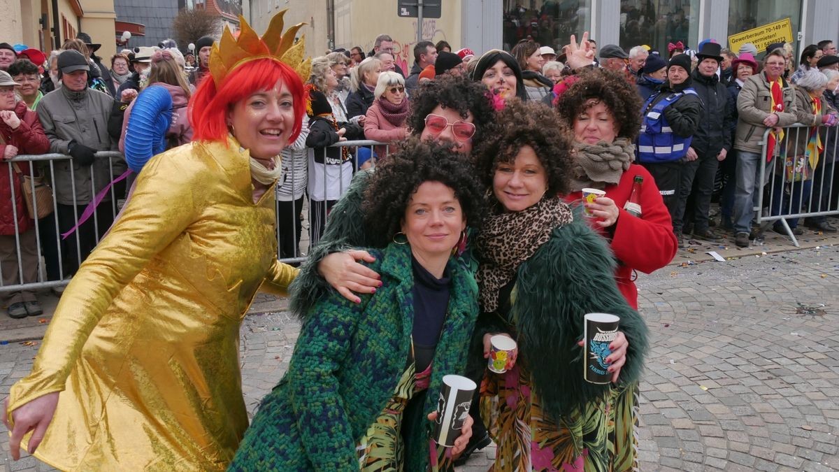 Hunderte Narren aus insgesamt 19 Vereinen Sondershausens und der Umgebung sorgten beim traditionellen Rosenmontagsumzug - dem einzigen in Nordthüringen - für gute Stimmung. Tausende Karnevalsbegeisterte säumten die Straßen und jubelten den Machern der Fünften Jahreszeit zu. Auf dem Marktplatz, dem Ziel des Umzugs, wurde dann noch ausgelassen gefeiert.