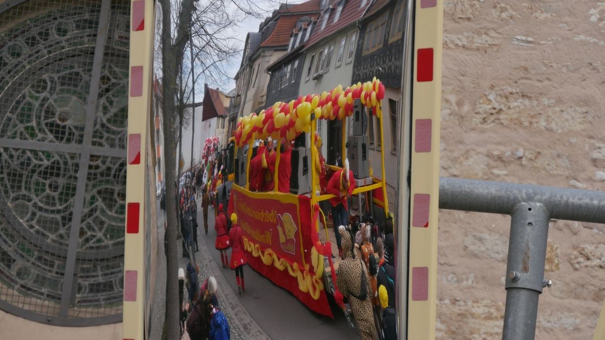 Hunderte Narren aus insgesamt 19 Vereinen Sondershausens und der Umgebung sorgten beim traditionellen Rosenmontagsumzug - dem einzigen in Nordthüringen - für gute Stimmung. Tausende Karnevalsbegeisterte säumten die Straßen und jubelten den Machern der Fünften Jahreszeit zu. Auf dem Marktplatz, dem Ziel des Umzugs, wurde dann noch ausgelassen gefeiert.