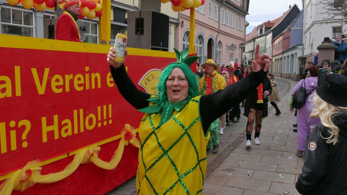 Hunderte Narren aus insgesamt 19 Vereinen Sondershausens und der Umgebung sorgten beim traditionellen Rosenmontagsumzug - dem einzigen in Nordthüringen - für gute Stimmung. Tausende Karnevalsbegeisterte säumten die Straßen und jubelten den Machern der Fünften Jahreszeit zu. Auf dem Marktplatz, dem Ziel des Umzugs, wurde dann noch ausgelassen gefeiert.