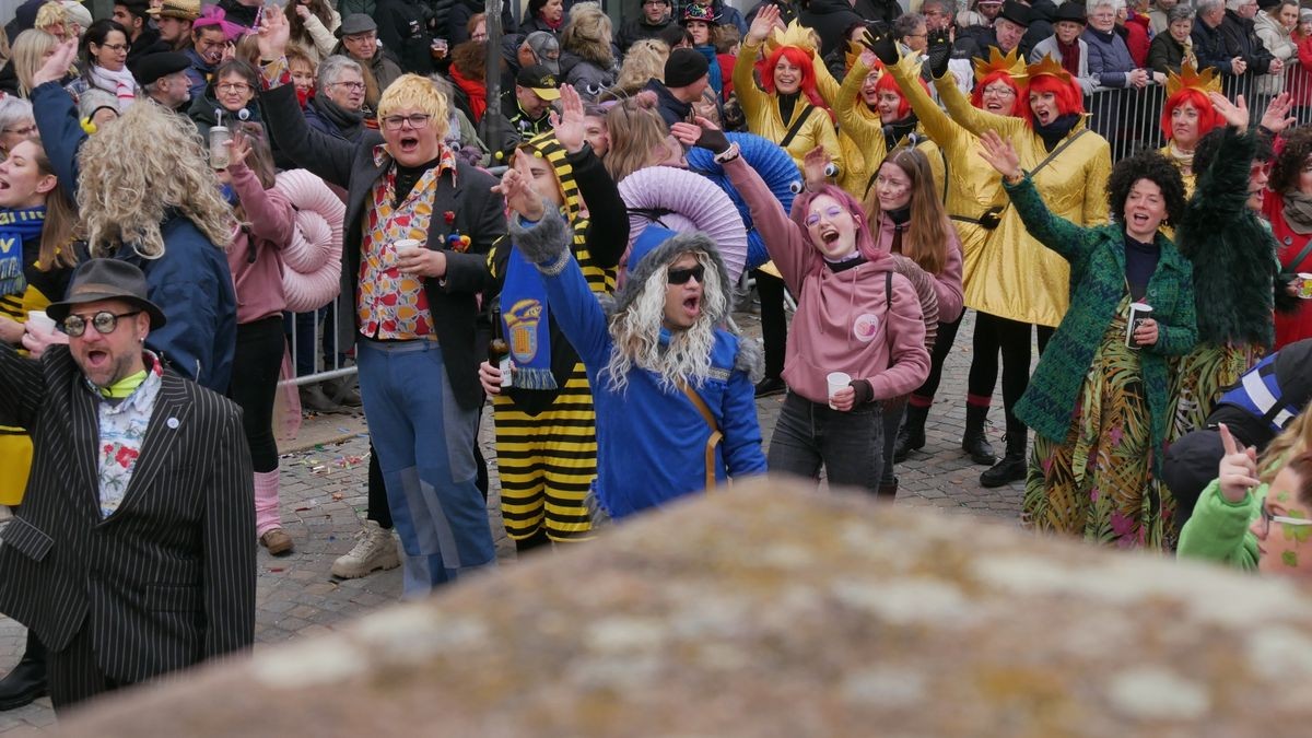 Hunderte Narren aus insgesamt 19 Vereinen Sondershausens und der Umgebung sorgten beim traditionellen Rosenmontagsumzug - dem einzigen in Nordthüringen - für gute Stimmung. Tausende Karnevalsbegeisterte säumten die Straßen und jubelten den Machern der Fünften Jahreszeit zu. Auf dem Marktplatz, dem Ziel des Umzugs, wurde dann noch ausgelassen gefeiert.