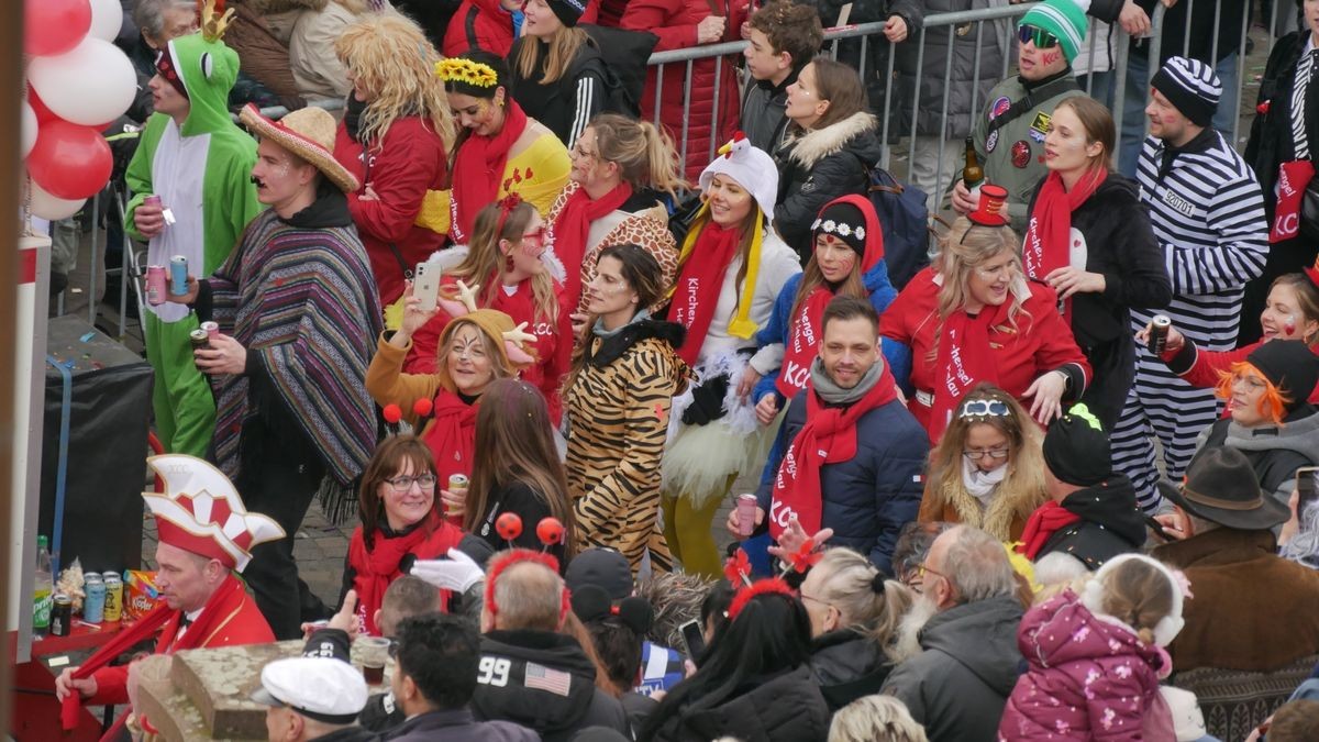 Hunderte Narren aus insgesamt 19 Vereinen Sondershausens und der Umgebung sorgten beim traditionellen Rosenmontagsumzug - dem einzigen in Nordthüringen - für gute Stimmung. Tausende Karnevalsbegeisterte säumten die Straßen und jubelten den Machern der Fünften Jahreszeit zu. Auf dem Marktplatz, dem Ziel des Umzugs, wurde dann noch ausgelassen gefeiert.