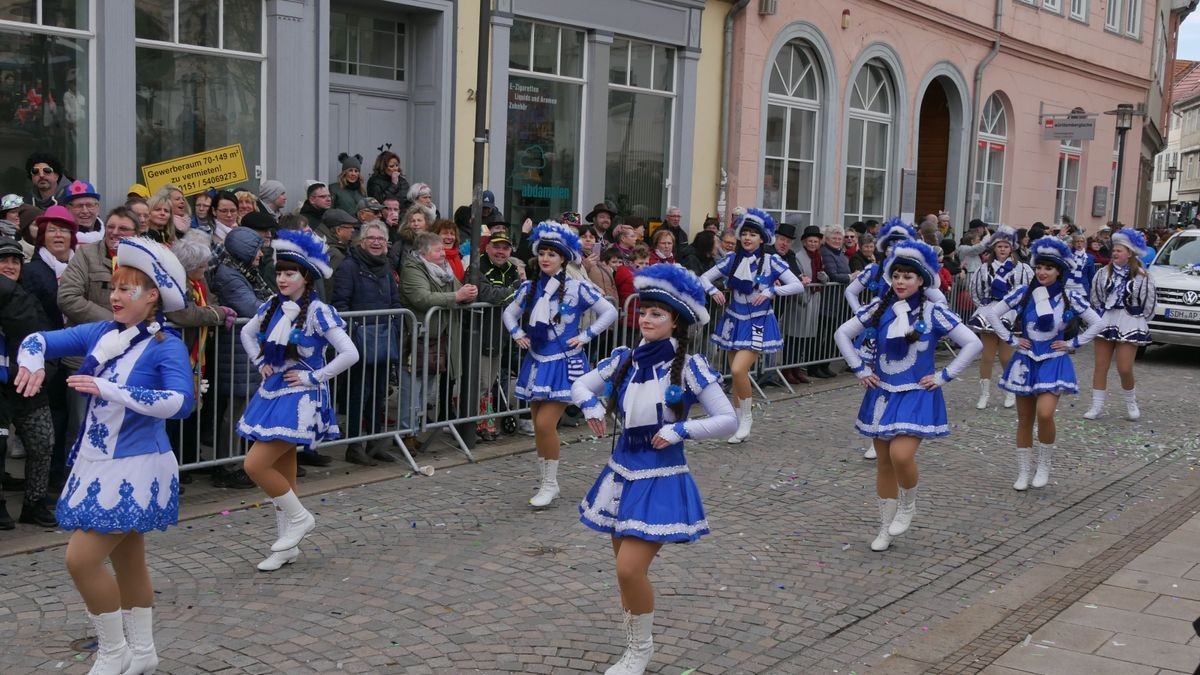 Hunderte Narren aus insgesamt 19 Vereinen Sondershausens und der Umgebung sorgten beim traditionellen Rosenmontagsumzug - dem einzigen in Nordthüringen - für gute Stimmung. Tausende Karnevalsbegeisterte säumten die Straßen und jubelten den Machern der Fünften Jahreszeit zu. Auf dem Marktplatz, dem Ziel des Umzugs, wurde dann noch ausgelassen gefeiert.