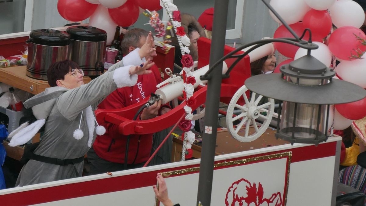 Hunderte Narren aus insgesamt 19 Vereinen Sondershausens und der Umgebung sorgten beim traditionellen Rosenmontagsumzug - dem einzigen in Nordthüringen - für gute Stimmung. Tausende Karnevalsbegeisterte säumten die Straßen und jubelten den Machern der Fünften Jahreszeit zu. Auf dem Marktplatz, dem Ziel des Umzugs, wurde dann noch ausgelassen gefeiert.