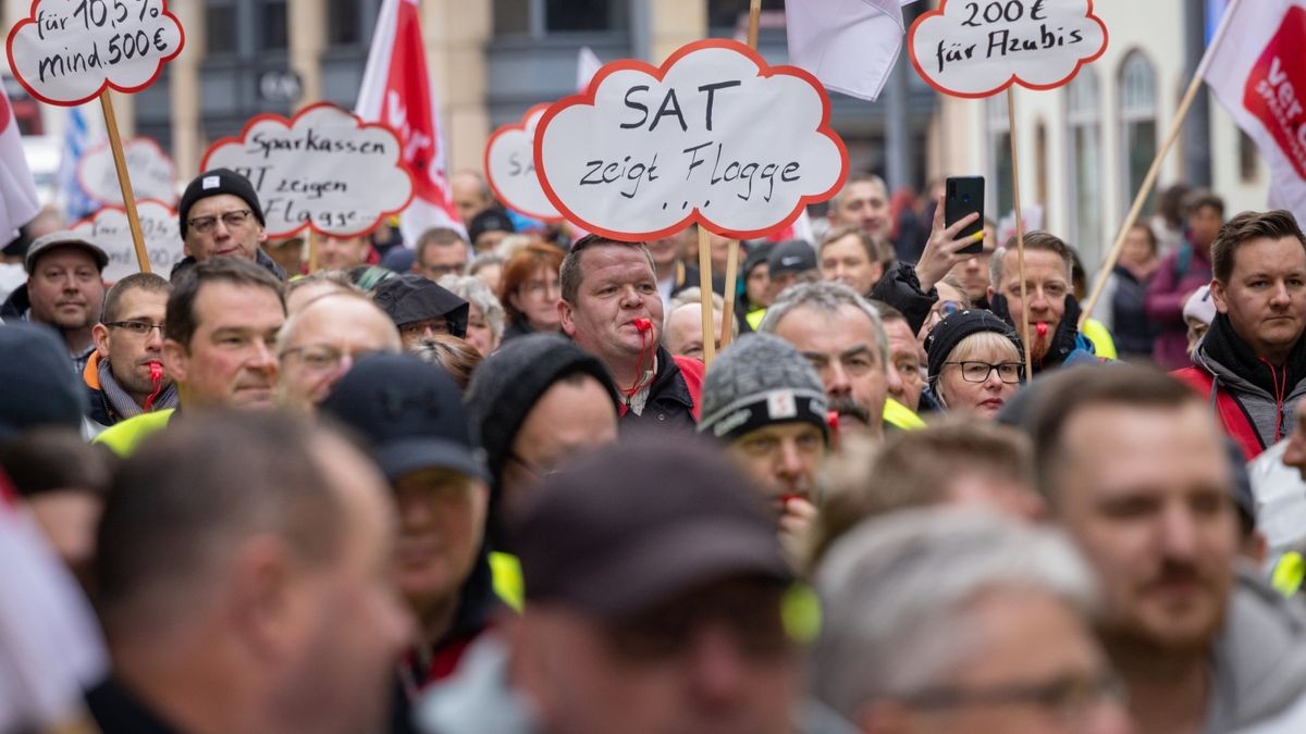 Bereits im Februar hatten auf dem Erfurter Fischmarkt Erzieherinnen und Erzieher für mehr Geld demonstriert. (Symbolfoto)