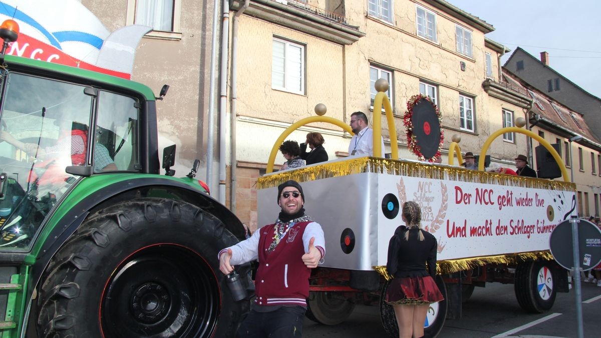 Bombenstimmung auch am Wagen des Niederroßlaer Carnevalsclubs (NCC).