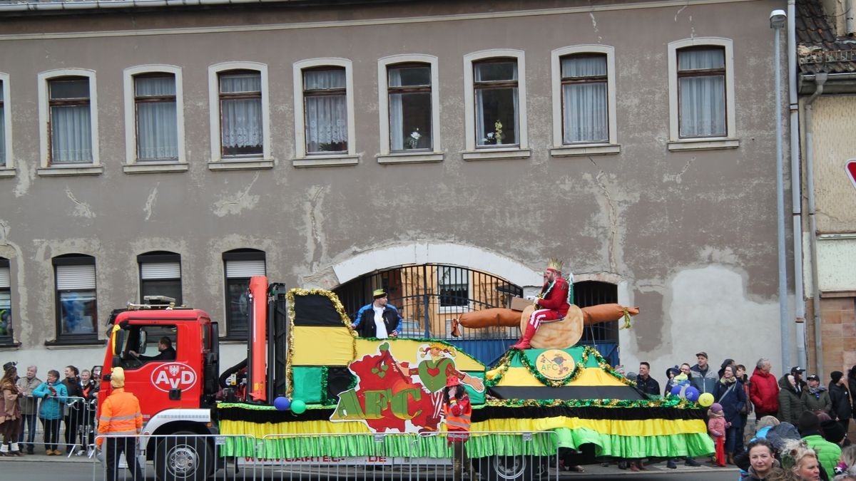 Der Wagen des Apoldaer Faschingsclubs (AFC) mit seinem Maskottchen.