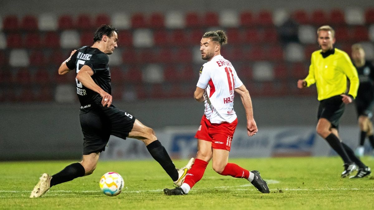 Erfurts Romario Hajrulla (rechts) muss nach Philipp Zeigers bösem Tritt verletzt vom Feld.