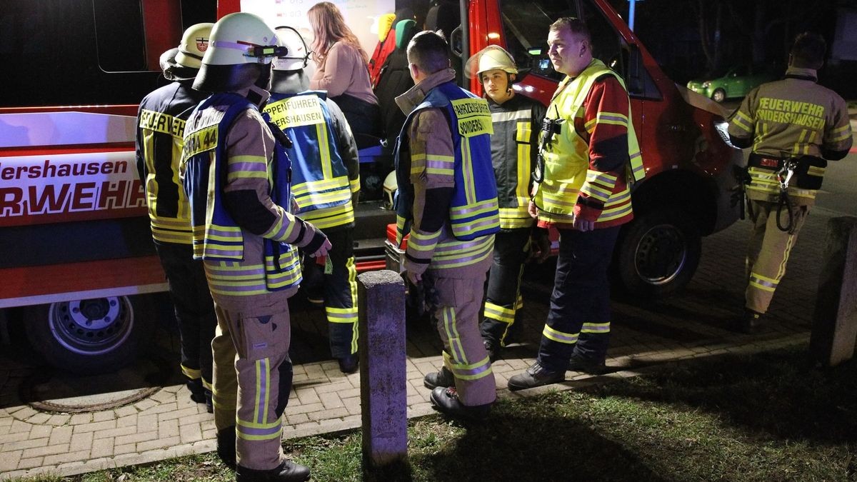 Die Feuerwehr musste Dienstagabend 14 Bewohner eines Mehrfamilienhauses in Sicherheit bringen. In einer Wohnung hatte es gebrannt, die genaue Ursache klärt jetzt die Kriminaltechnik.