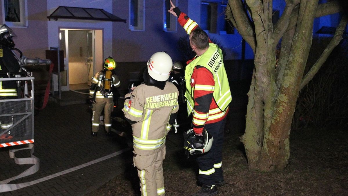 Auch die Schadenshöhe ist laut Polizeisprecher noch nicht bezifferbar, ebensowenig, in welchem Zustand sich die Brandwohnung aktuell befindet.