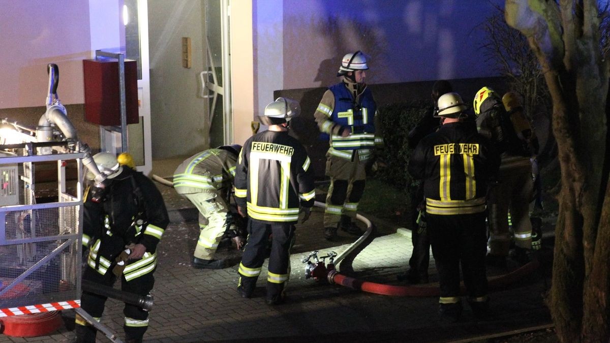 Die Feuerwehr musste Dienstagabend 14 Bewohner eines Mehrfamilienhauses in Sicherheit bringen. In einer Wohnung hatte es gebrannt, die genaue Ursache klärt jetzt die Kriminaltechnik.