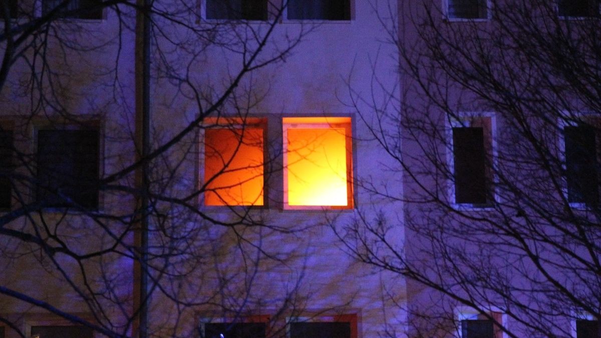 Die Feuerwehr musste Dienstagabend 14 Bewohner eines Mehrfamilienhauses in Sicherheit bringen. In einer Wohnung hatte es gebrannt, die genaue Ursache klärt jetzt die Kriminaltechnik.